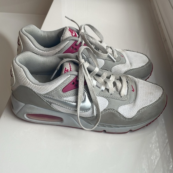 Nike Gray and Pink Sneakers with Classic Design - Picture 3 of 5